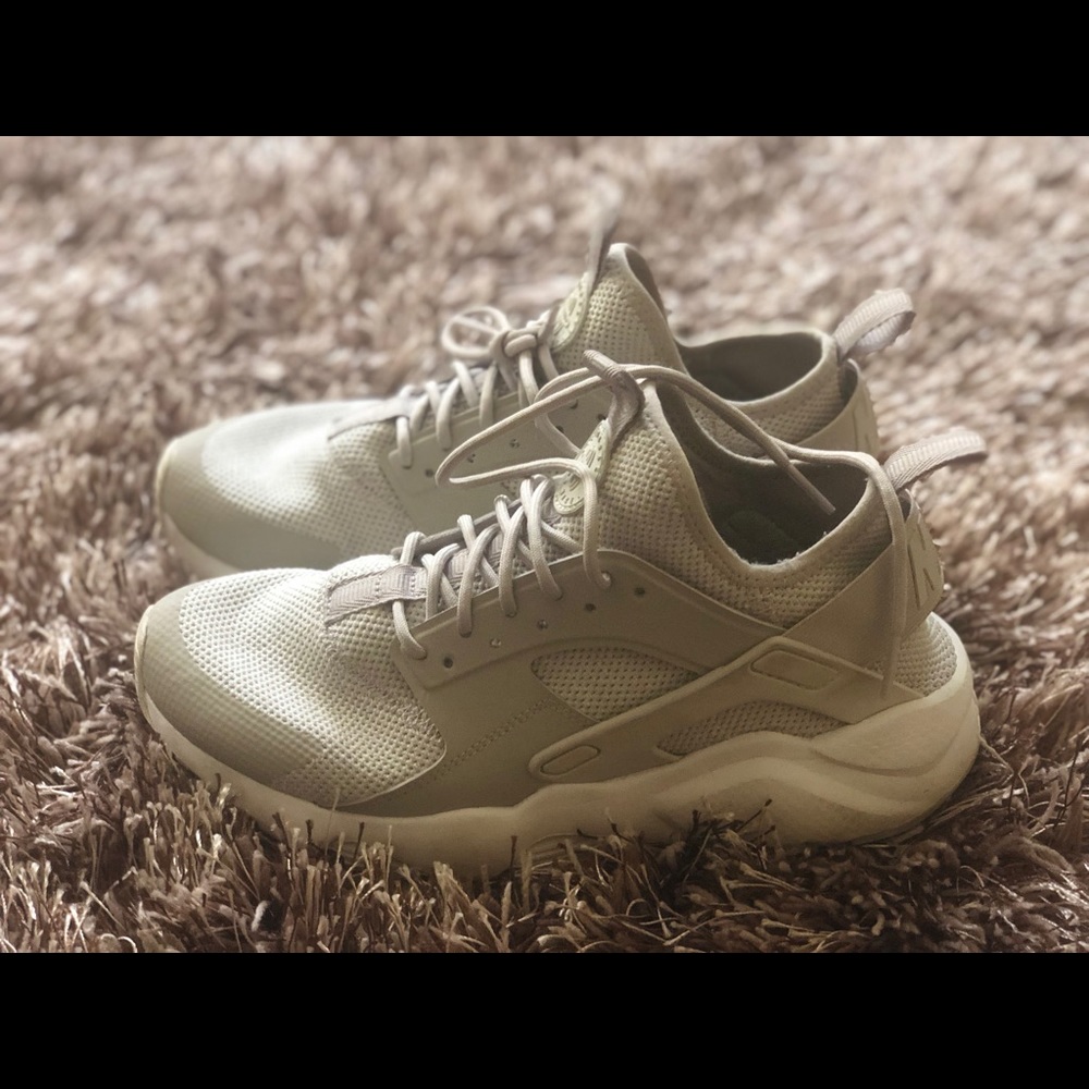Nike Men’s Air Huarache in gray